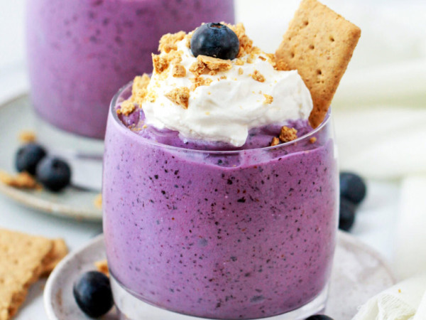 Blueberry Vanilla Protein Smoothie with Graham Cracker