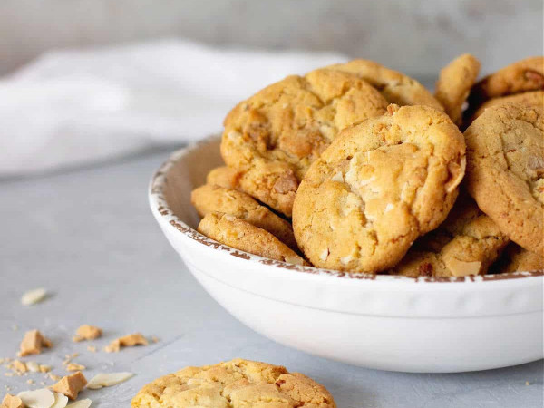 Almond Cookies with White Chocolate