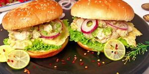 Tender Chicken Burger with Creamy Finish