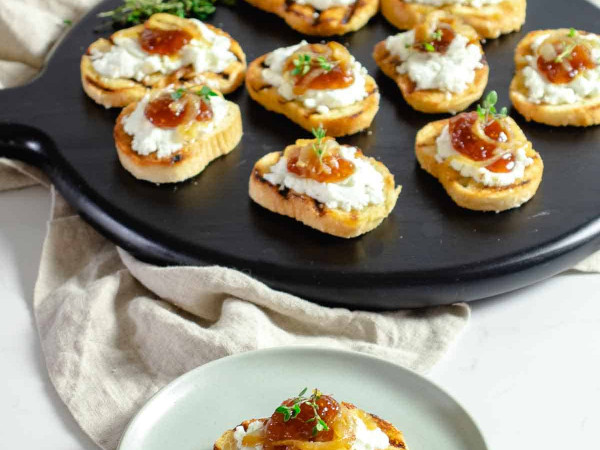 Figs Topped with Caramelized Onions and Goat Cheese