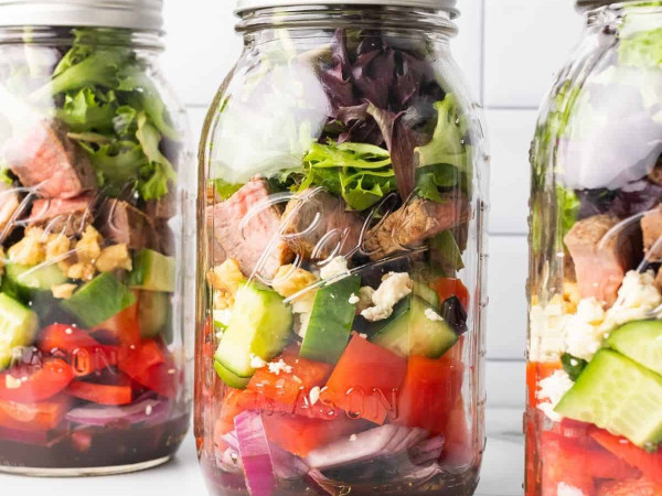 Greek-Inspired Mason Jar Salad with Steak