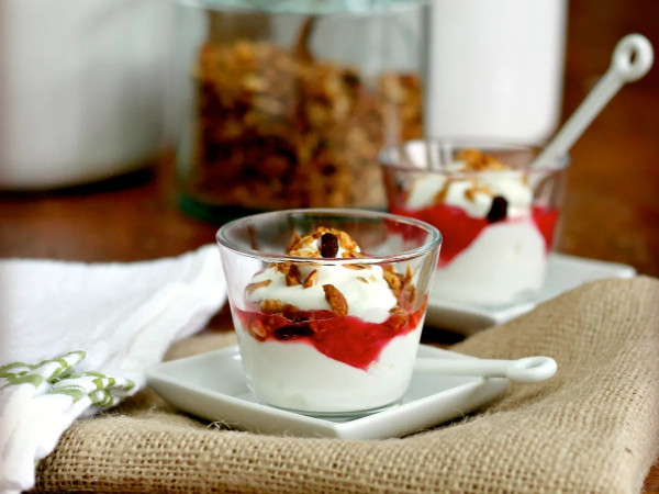 Prepare-Ahead Rhubarb Yogurt Parfaits