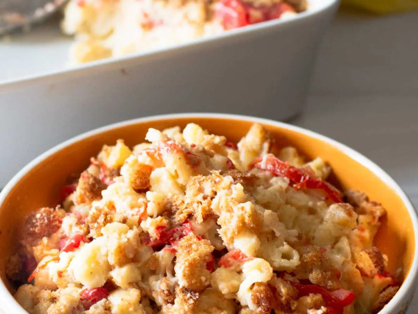 Spicy Mac and Cheese with Fresh Tomatoes Made at Home