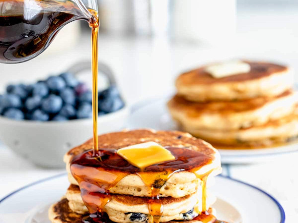 Simple Whole Wheat Pancakes with Blueberries