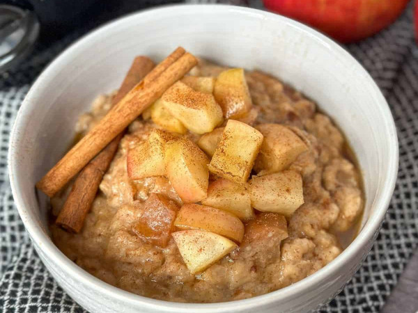 Apple Cinnamon Oatmeal in the Slow Cooker