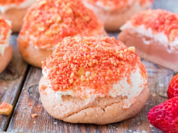 Strawberry Crunch Bar Cookies with Sundae Twist